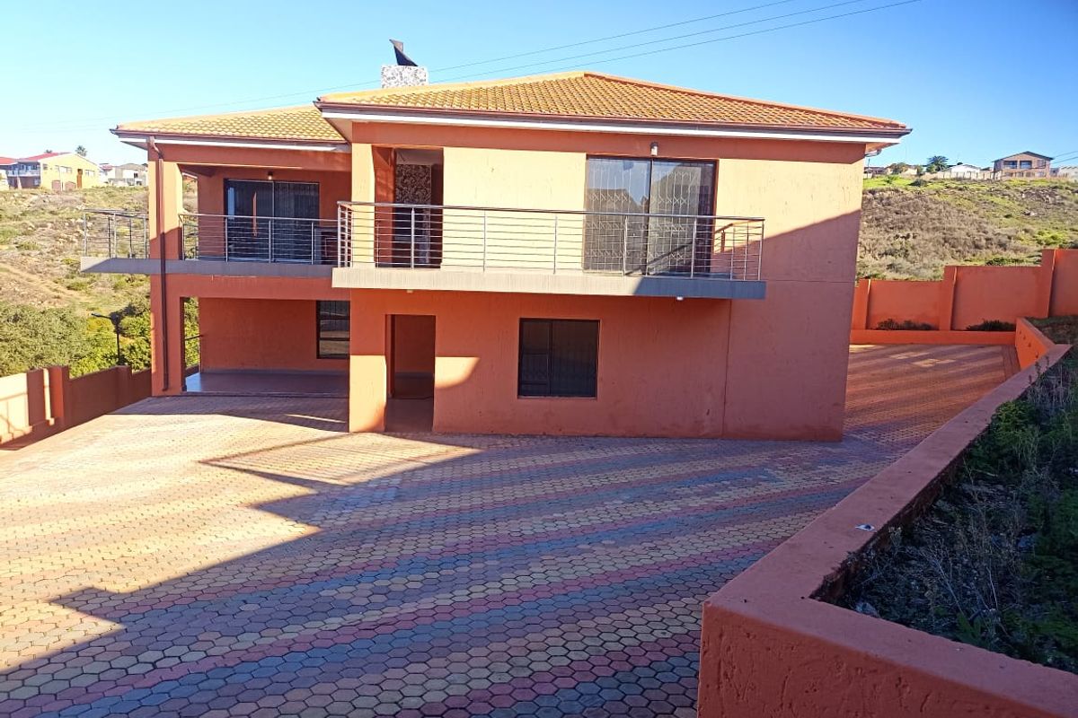 Massive 8-Bedroom Home with Sea Views – Ideal for BnB Investment - Photo 2