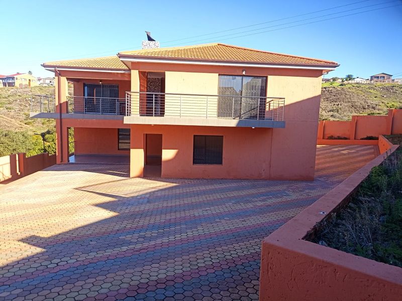 Massive 8-Bedroom Home with Sea Views – Ideal for BnB Investment - Photo 2