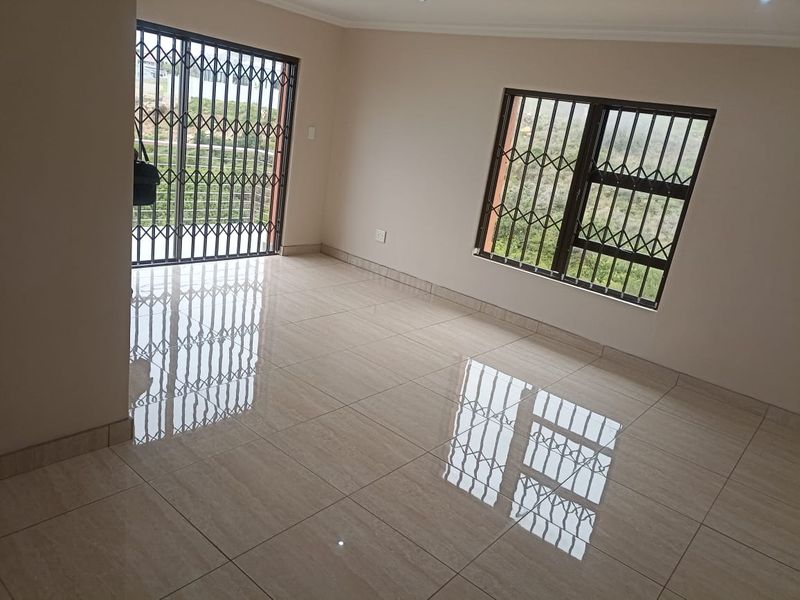 Massive 8-Bedroom Home with Sea Views – Ideal for BnB Investment - Photo 10