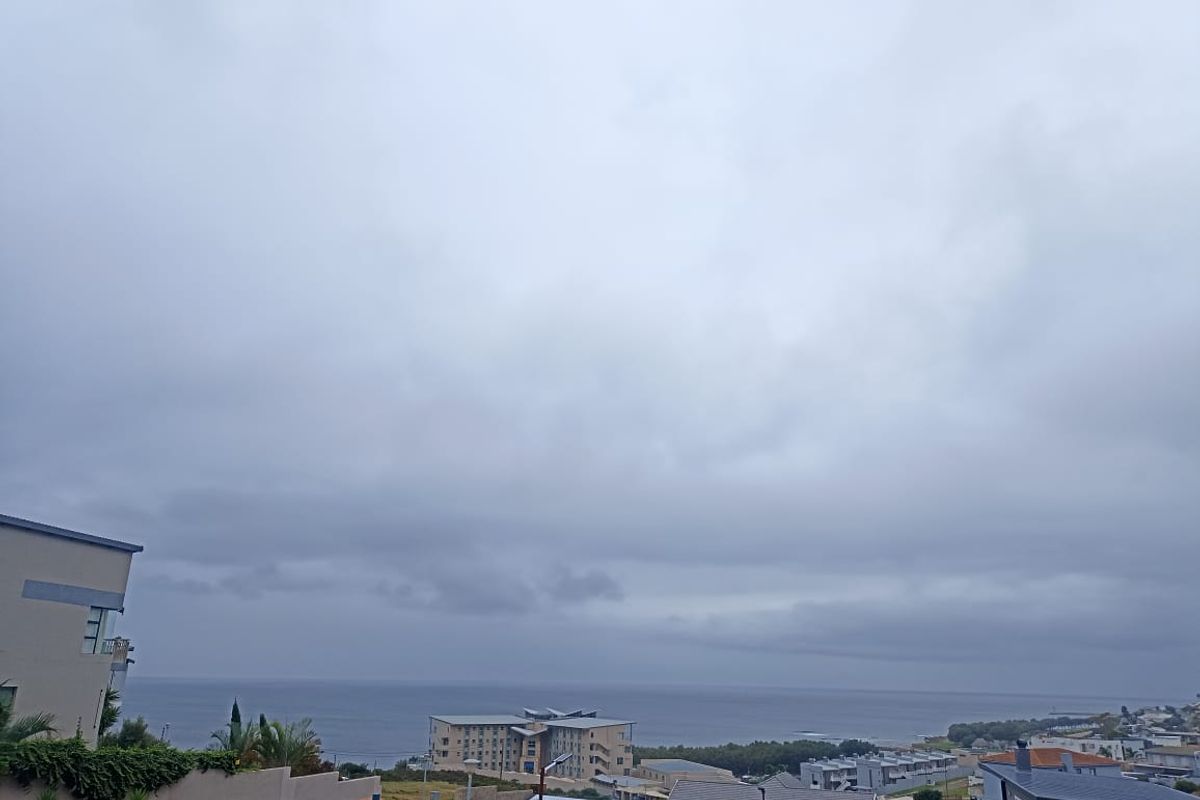 Massive 8-Bedroom Home with Sea Views – Ideal for BnB Investment - Photo 4