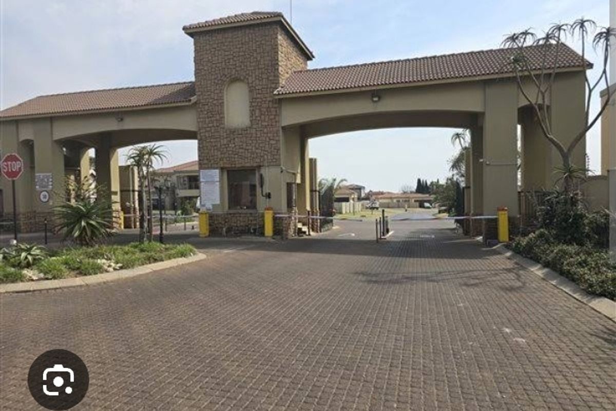 Lovely flat in upmarket estate - Photo 2