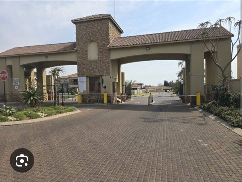 Lovely flat in upmarket estate - Photo 2