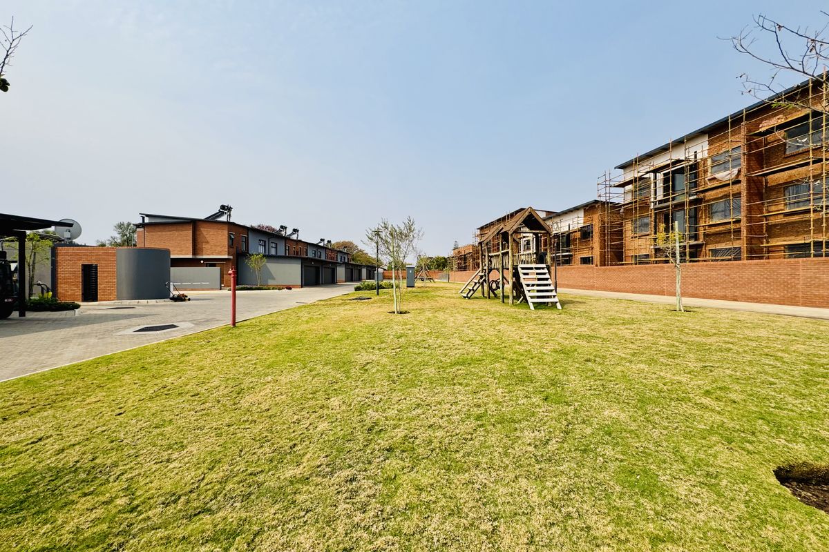 Stylish 2-Bedroom Apartment with Private Garden Access in Sinoville - Photo 4