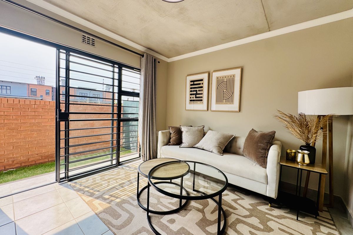 Stylish 2-Bedroom Apartment with Private Garden Access in Sinoville - Photo 2