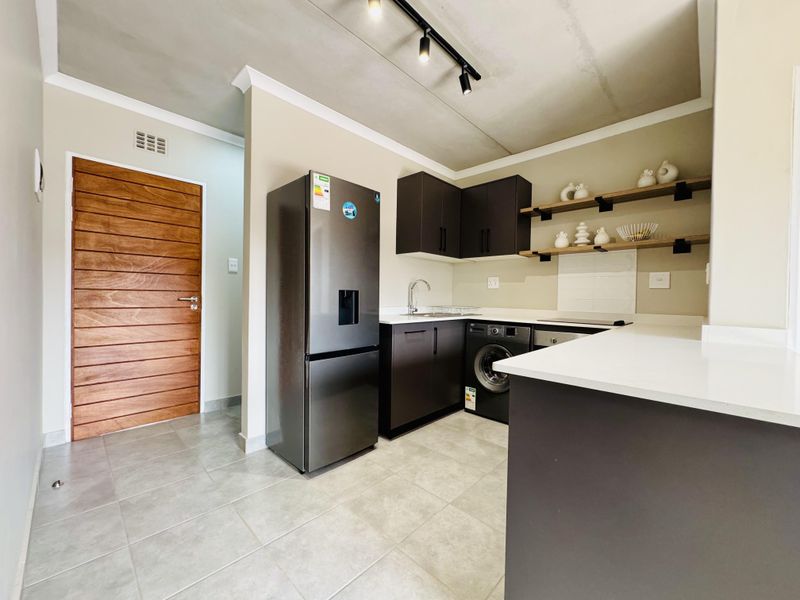 Stylish 2-Bedroom Apartment with Private Garden Access in Sinoville - Photo 5