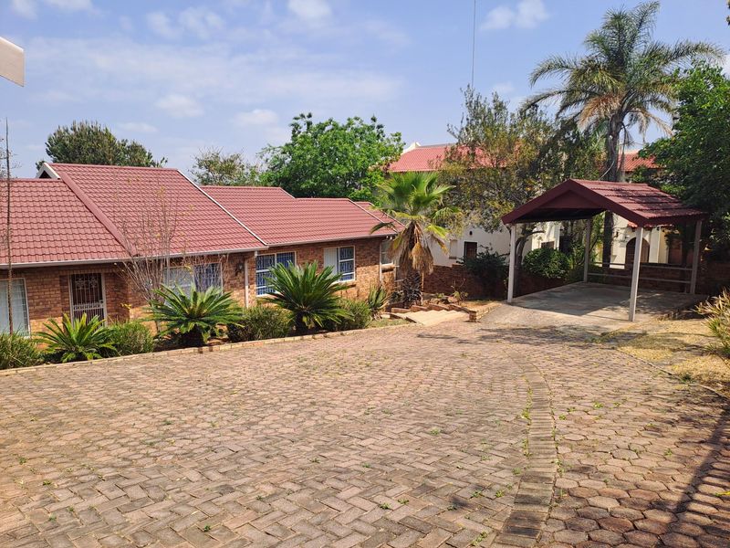 SPACIOUS FAMILY HOME FOR SALE IN POPULAR ROODEKRANS WITH LOVELY VIEW, LAPA AND JACUZZI - Photo 2