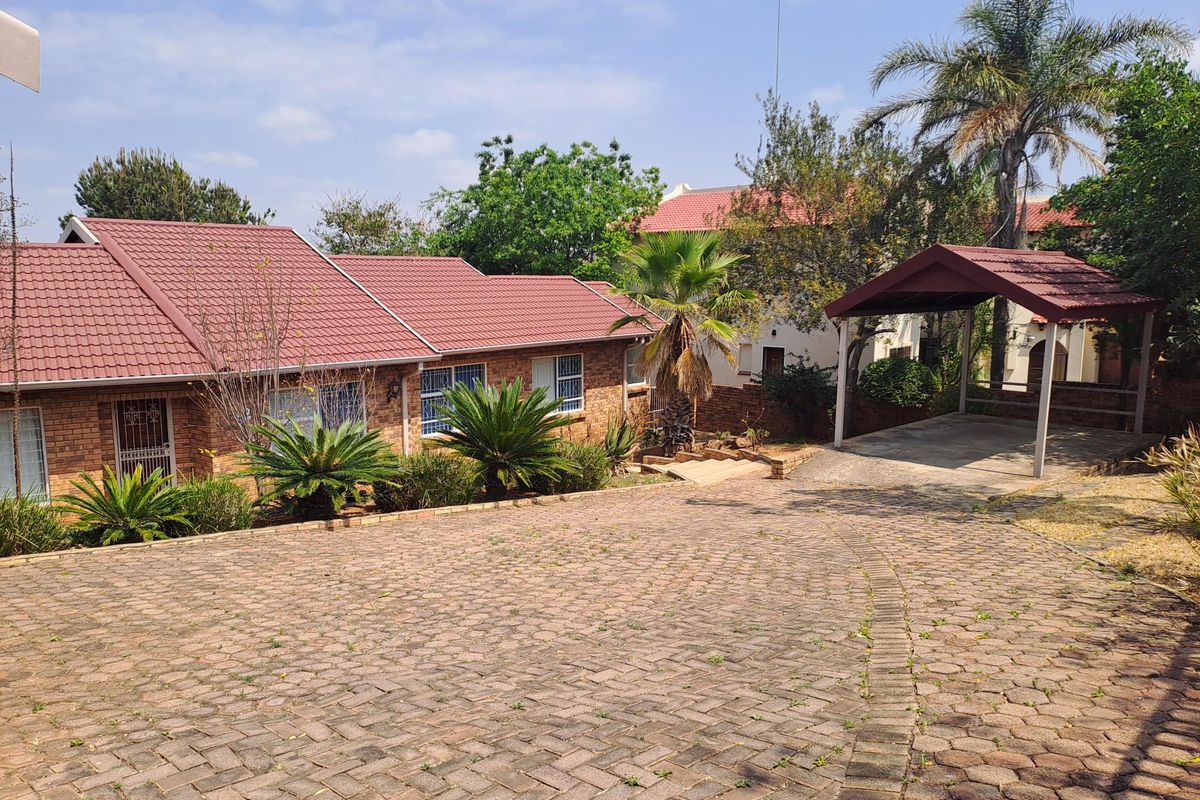 SPACIOUS FAMILY HOME FOR SALE IN POPULAR ROODEKRANS WITH LOVELY VIEW, LAPA AND JACUZZI - Photo 2