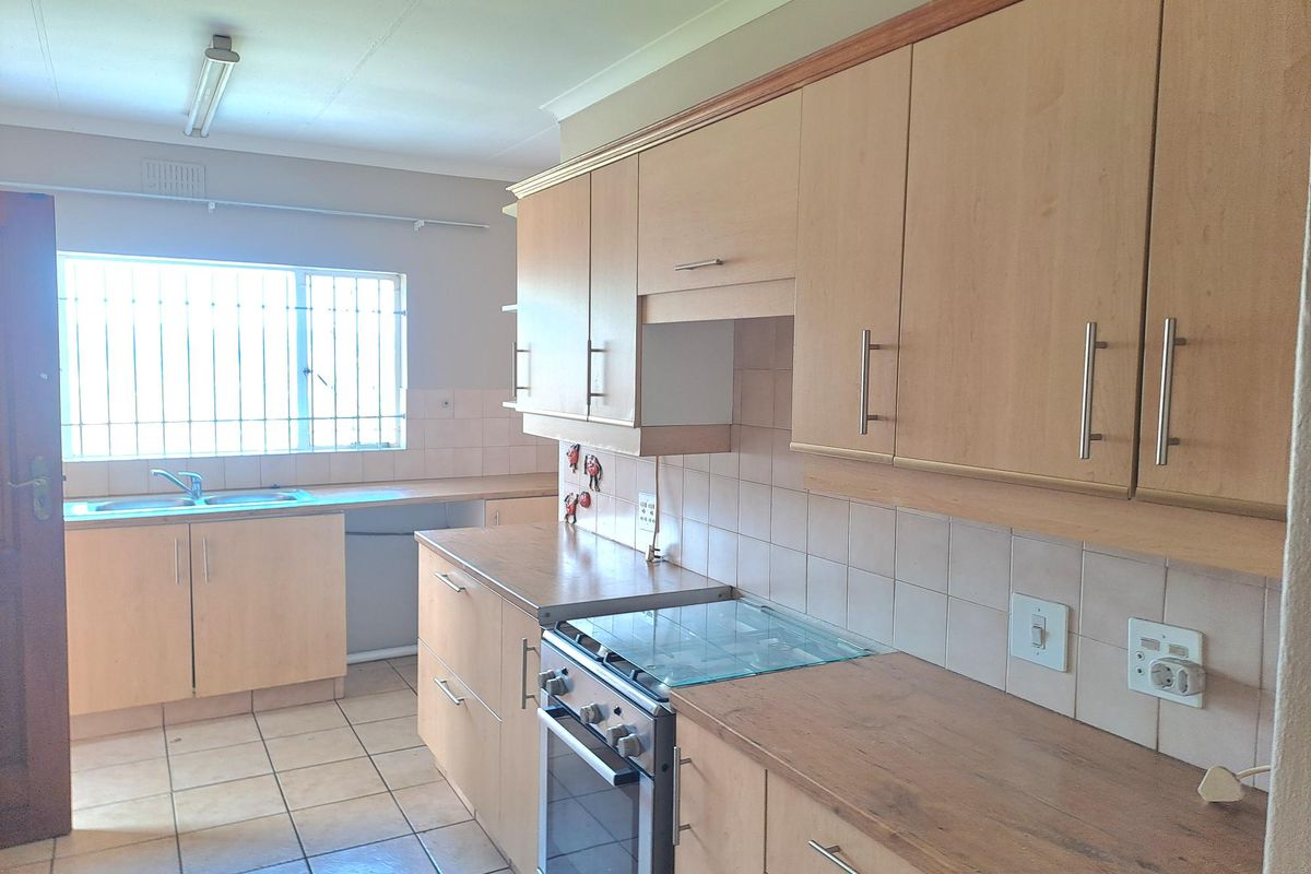 SPACIOUS FAMILY HOME FOR SALE IN POPULAR ROODEKRANS WITH LOVELY VIEW, LAPA AND JACUZZI - Photo 5