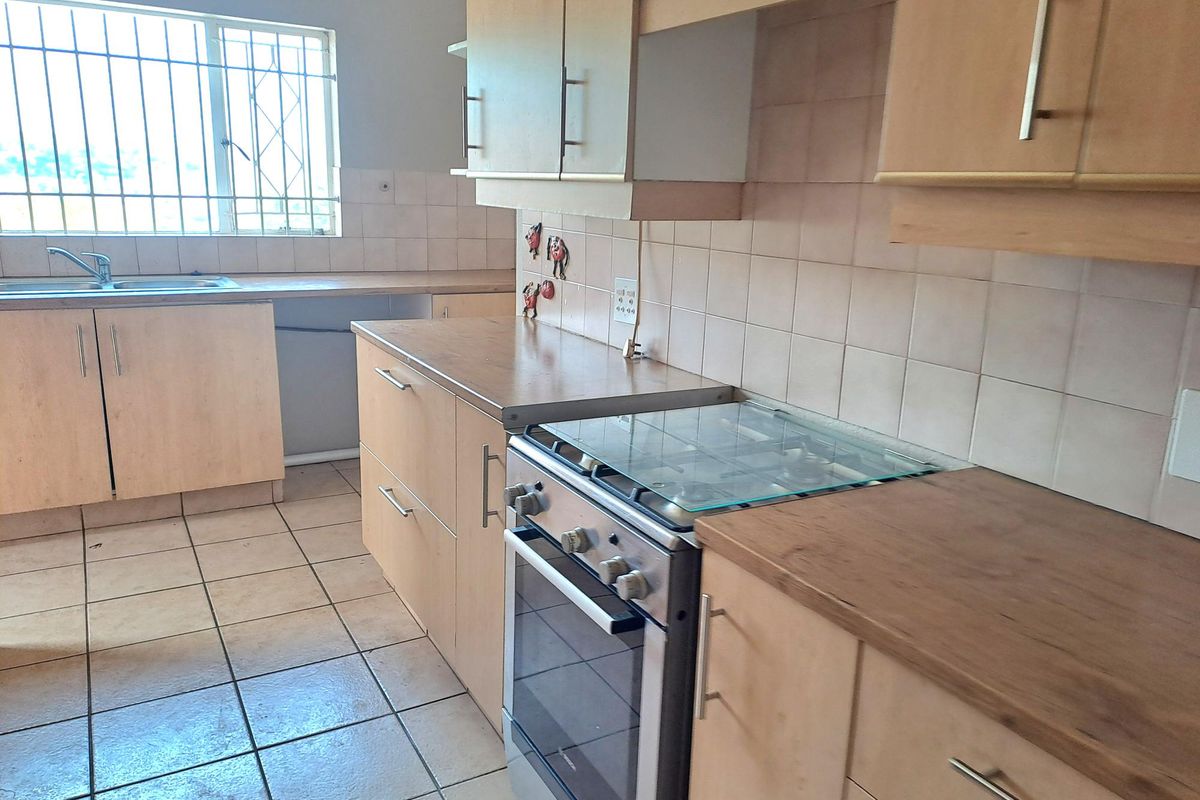 SPACIOUS FAMILY HOME FOR SALE IN POPULAR ROODEKRANS WITH LOVELY VIEW, LAPA AND JACUZZI - Photo 4