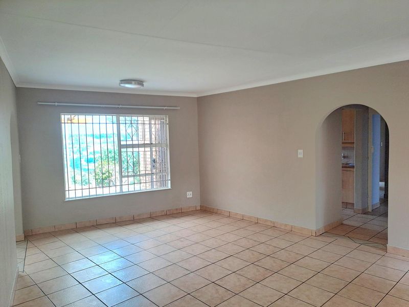 SPACIOUS FAMILY HOME FOR SALE IN POPULAR ROODEKRANS WITH LOVELY VIEW, LAPA AND JACUZZI - Photo 9