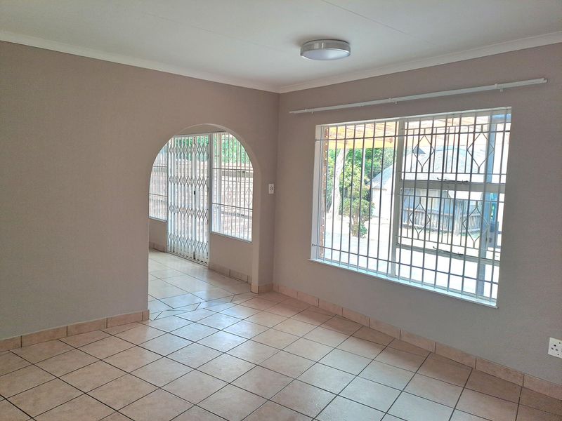 SPACIOUS FAMILY HOME FOR SALE IN POPULAR ROODEKRANS WITH LOVELY VIEW, LAPA AND JACUZZI - Photo 7