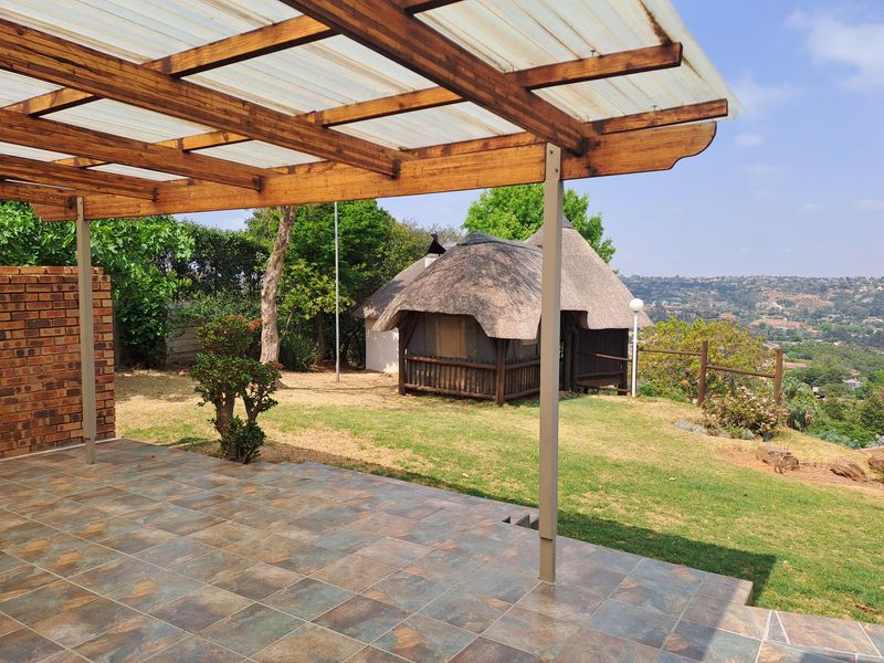 SPACIOUS FAMILY HOME FOR SALE IN POPULAR ROODEKRANS WITH LOVELY VIEW, LAPA AND JACUZZI - Photo 10