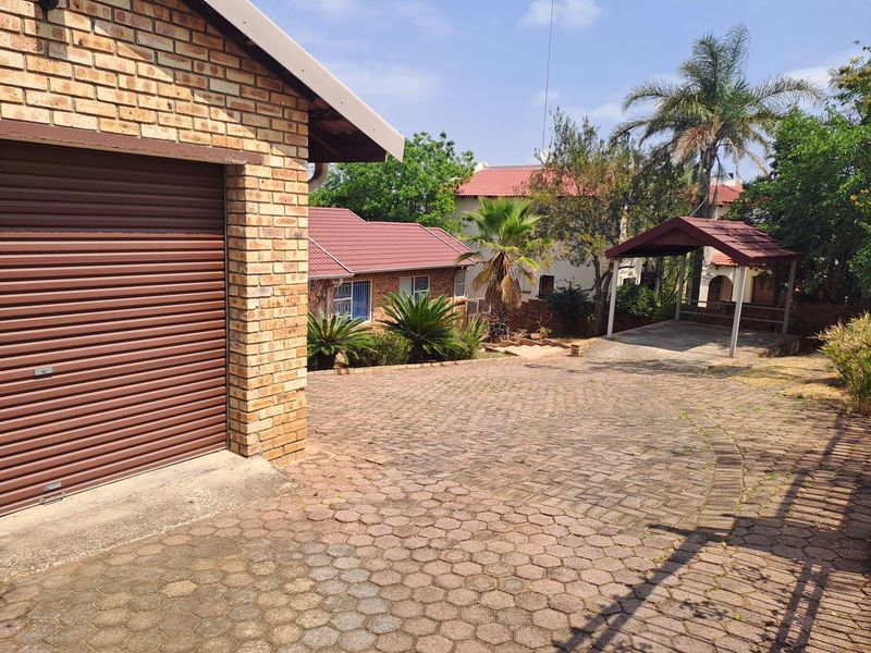 SPACIOUS FAMILY HOME FOR SALE IN POPULAR ROODEKRANS WITH LOVELY VIEW, LAPA AND JACUZZI - Photo 3