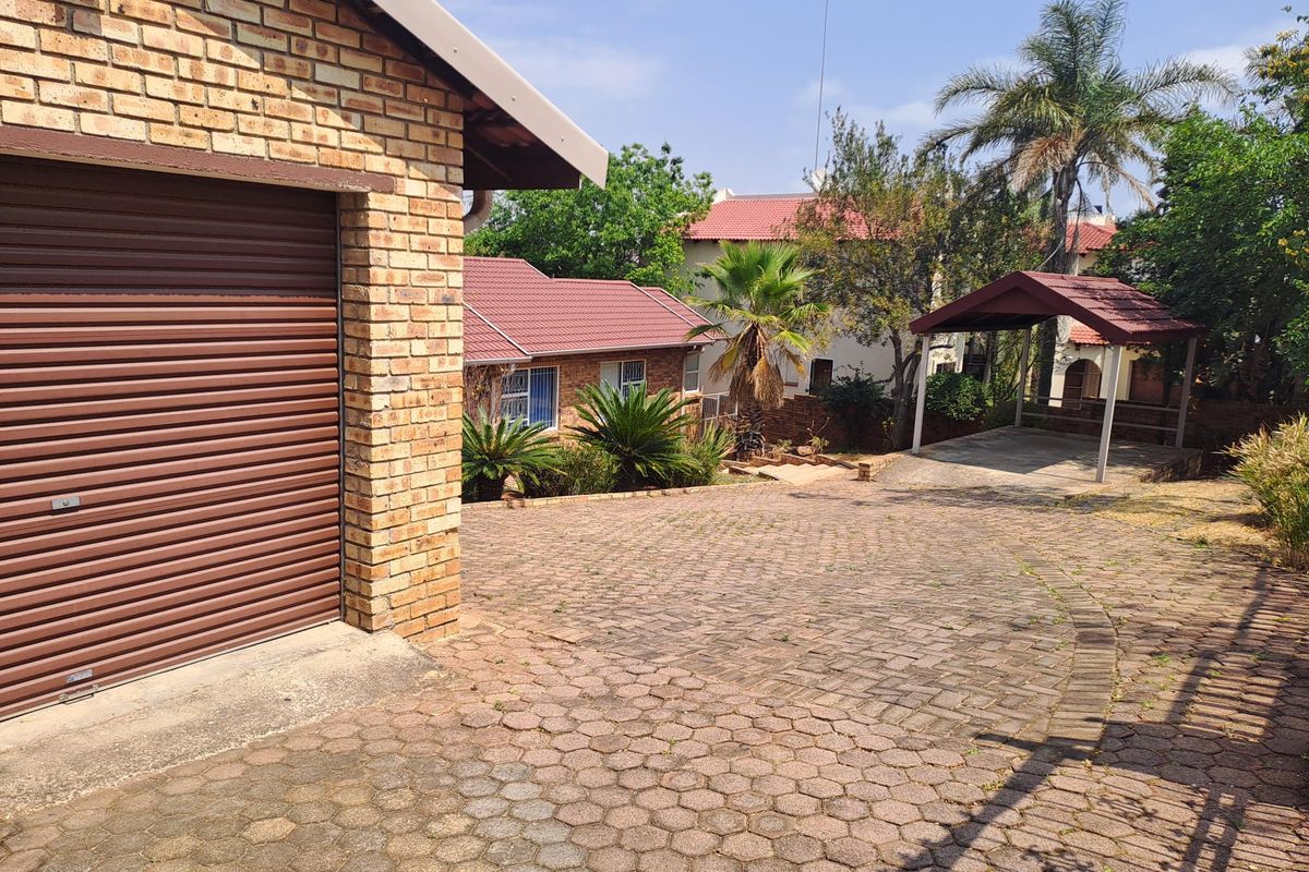 SPACIOUS FAMILY HOME FOR SALE IN POPULAR ROODEKRANS WITH LOVELY VIEW, LAPA AND JACUZZI - Photo 3