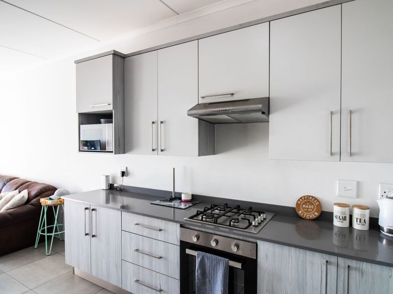 Modern Living in the Heart of Midrand – Your Stylish Retreat Awaits! - Photo 3