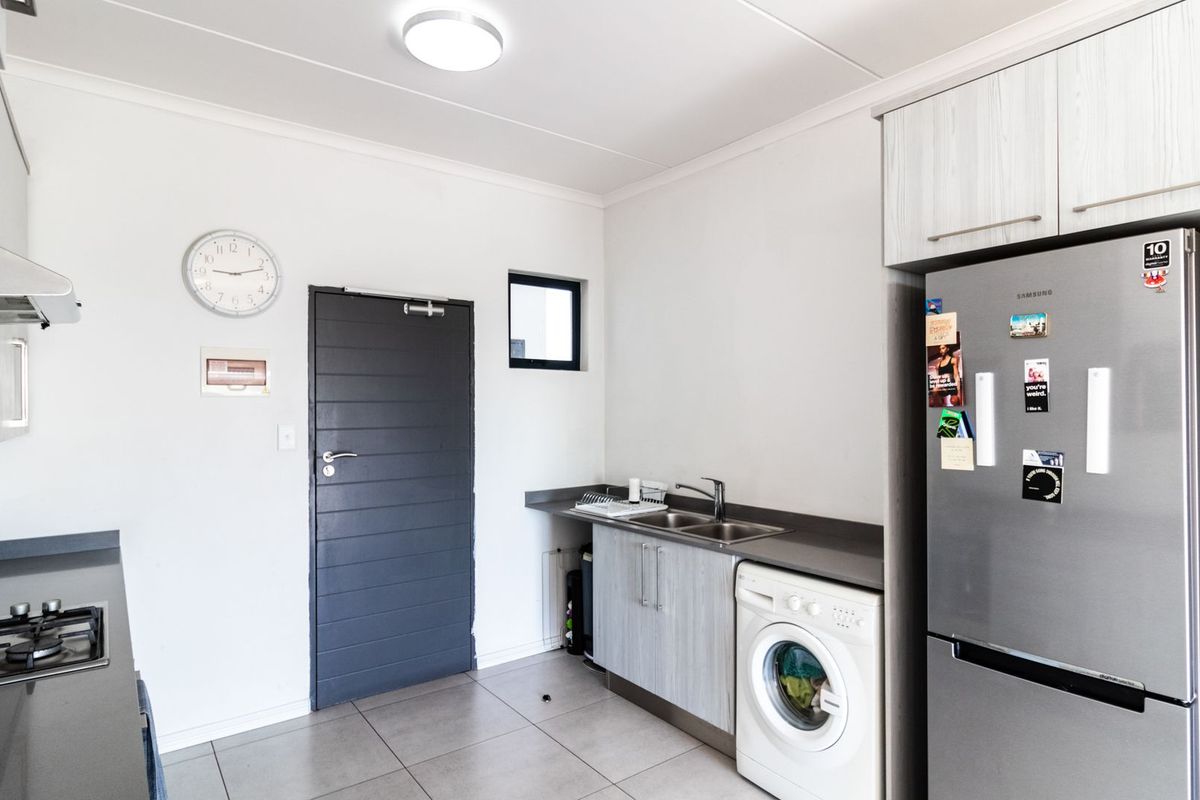 Modern Living in the Heart of Midrand – Your Stylish Retreat Awaits! - Photo 4