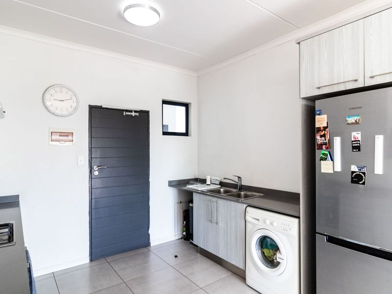 Modern Living in the Heart of Midrand – Your Stylish Retreat Awaits! - Photo 4