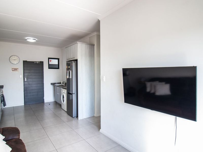 Modern Living in the Heart of Midrand – Your Stylish Retreat Awaits! - Photo 8