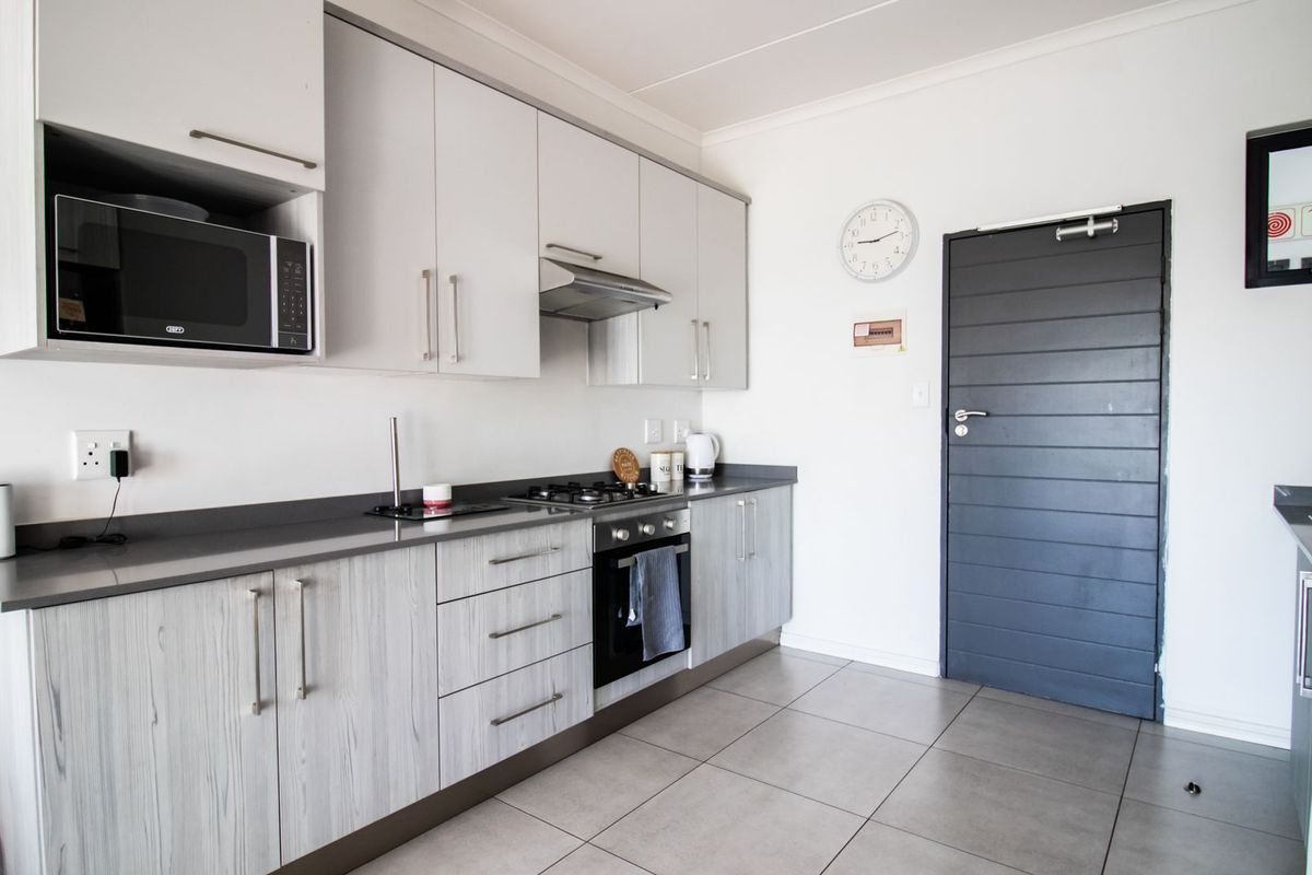 Modern Living in the Heart of Midrand – Your Stylish Retreat Awaits! - Photo 2
