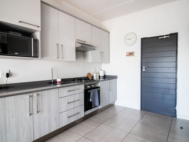 Modern Living in the Heart of Midrand – Your Stylish Retreat Awaits! - Photo 2