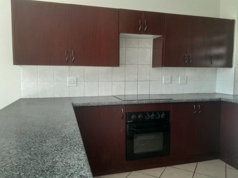 Spacious 2 Bed 2 Bath Ground Floor Apartment - Photo 3