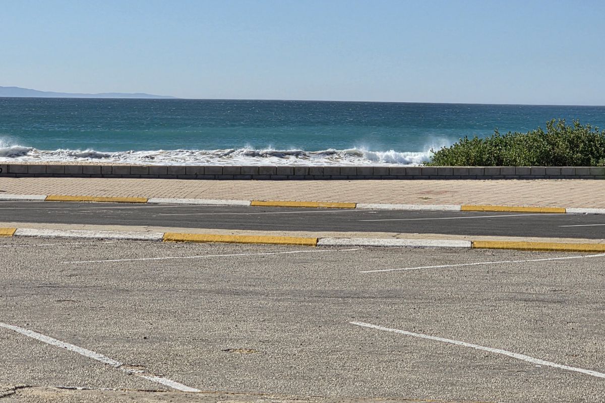 Beachfront Ground Floor Apartment in Jeffreys Bay Central - Photo 2