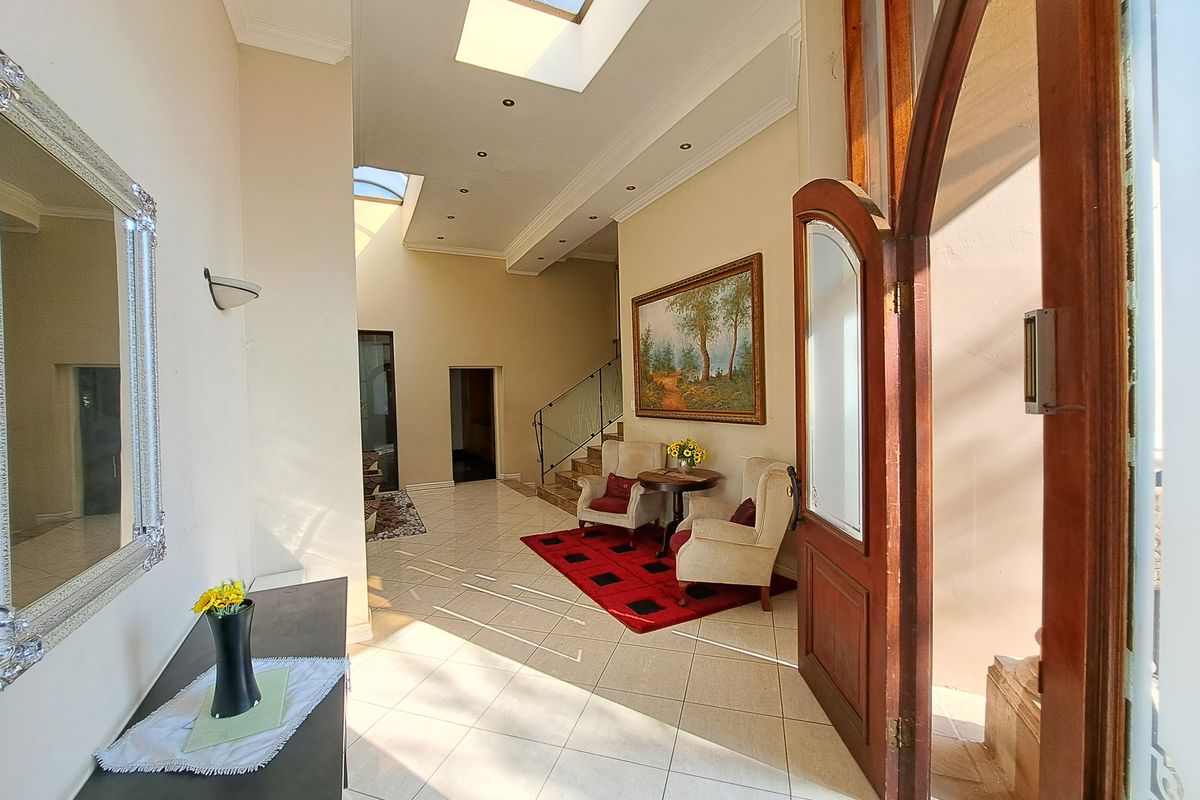 Stunning freestanding home in boomed area, perfect for families seeking space and security - Photo 2