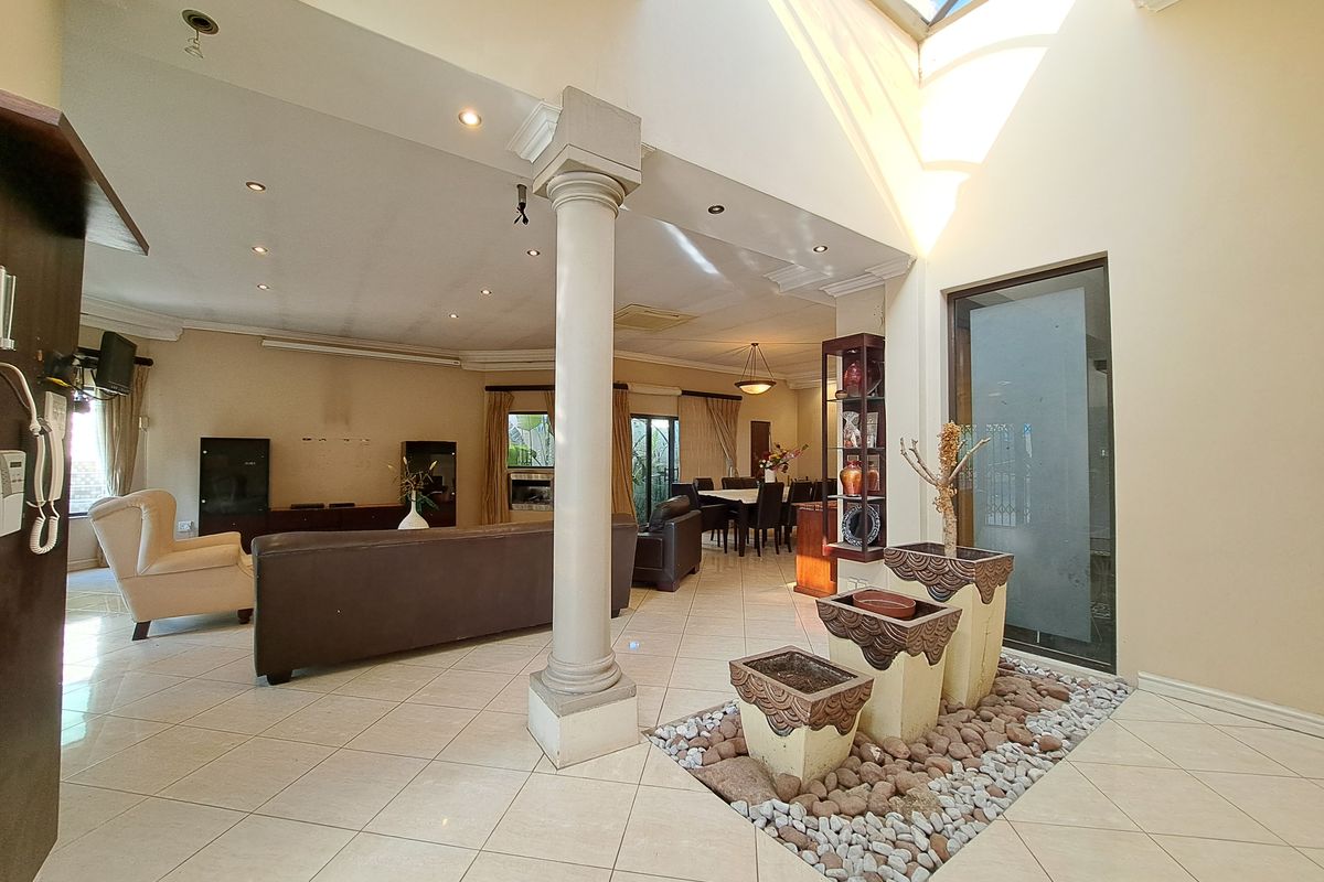 Stunning freestanding home in boomed area, perfect for families seeking space and security - Photo 3
