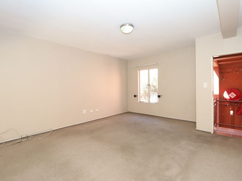 Spacious Apartment in Quiet and Convenient Location - Photo 10