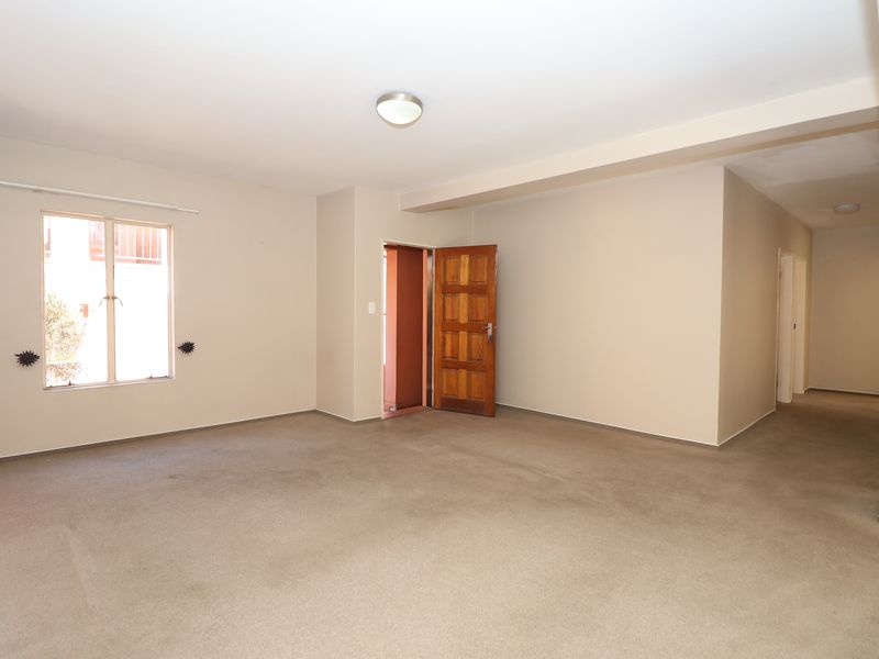 Spacious Apartment in Quiet and Convenient Location - Photo 9