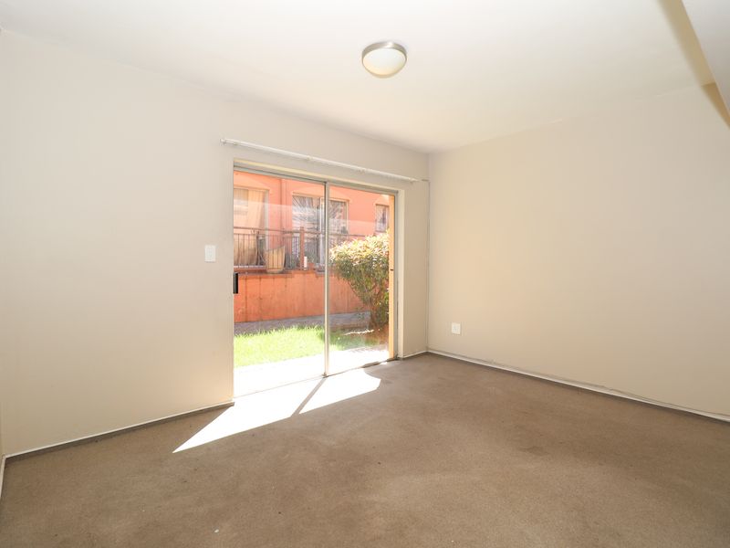 Spacious Apartment in Quiet and Convenient Location - Photo 8