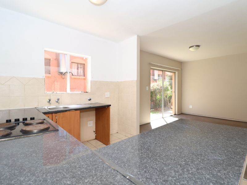 Spacious Apartment in Quiet and Convenient Location - Photo 6