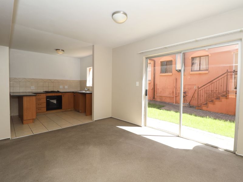 Spacious Apartment in Quiet and Convenient Location - Photo 7