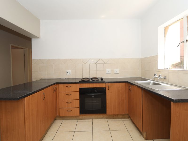 Spacious Apartment in Quiet and Convenient Location - Photo 4