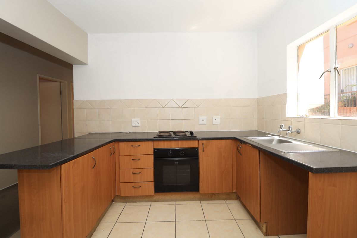 Spacious Apartment in Quiet and Convenient Location - Photo 4