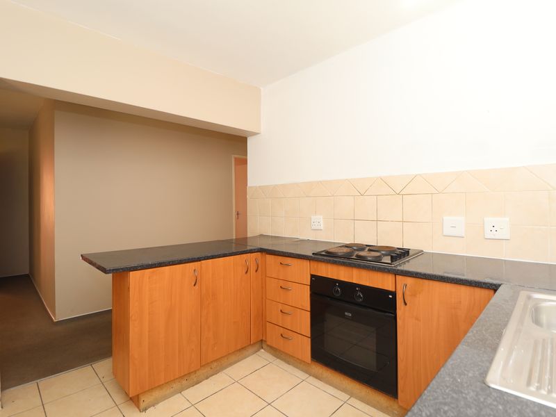 Spacious Apartment in Quiet and Convenient Location - Photo 5