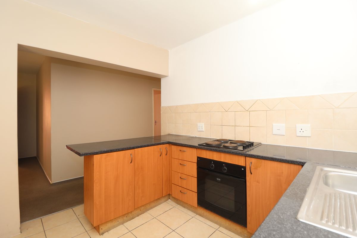 Spacious Apartment in Quiet and Convenient Location - Photo 5