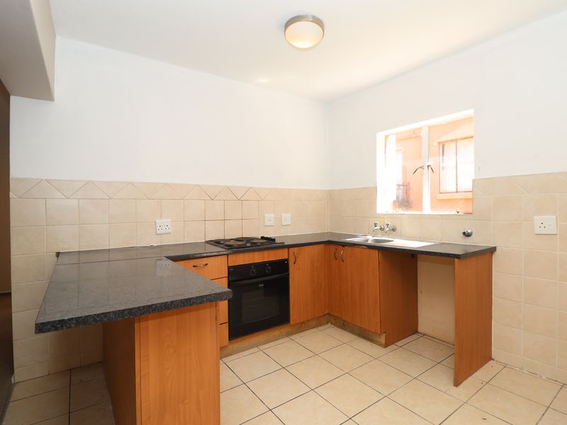 Spacious Apartment in Quiet and Convenient Location - Photo 3