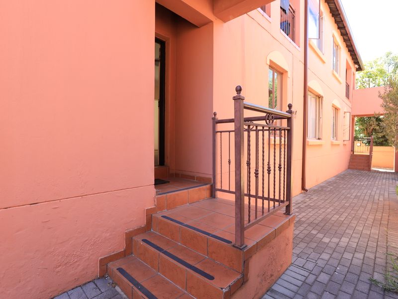 Spacious Apartment in Quiet and Convenient Location - Photo 2