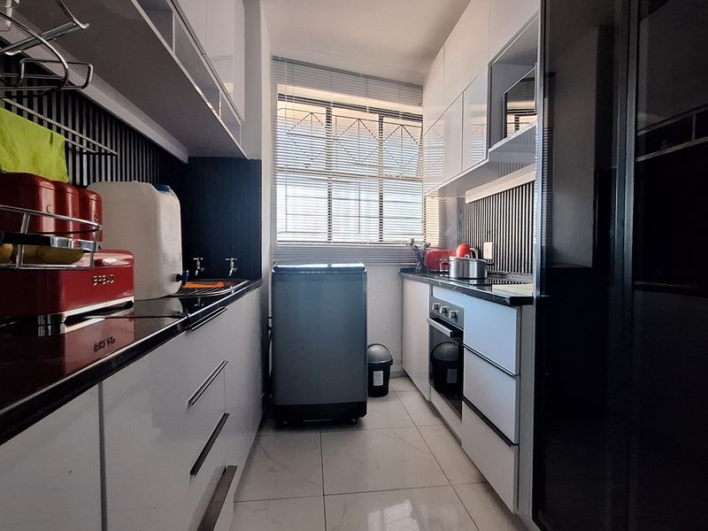 Young Professional Living — Your Spacious, Modern and Newly Renovated - Photo 6