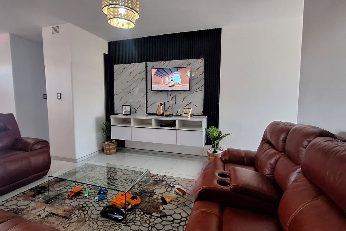 Young Professional Living — Your Spacious, Modern and Newly Renovated - Photo 3