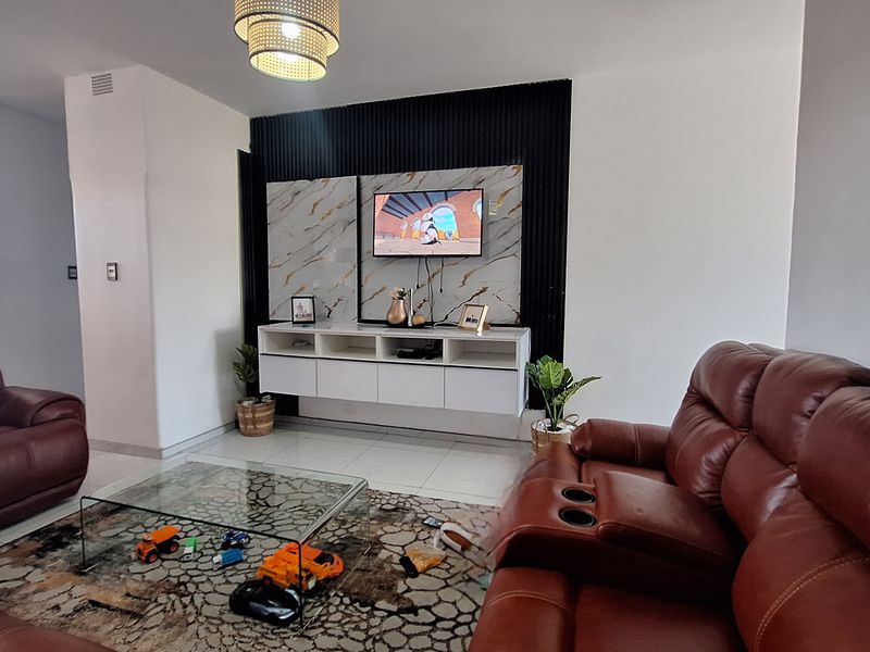 Young Professional Living — Your Spacious, Modern and Newly Renovated - Photo 3