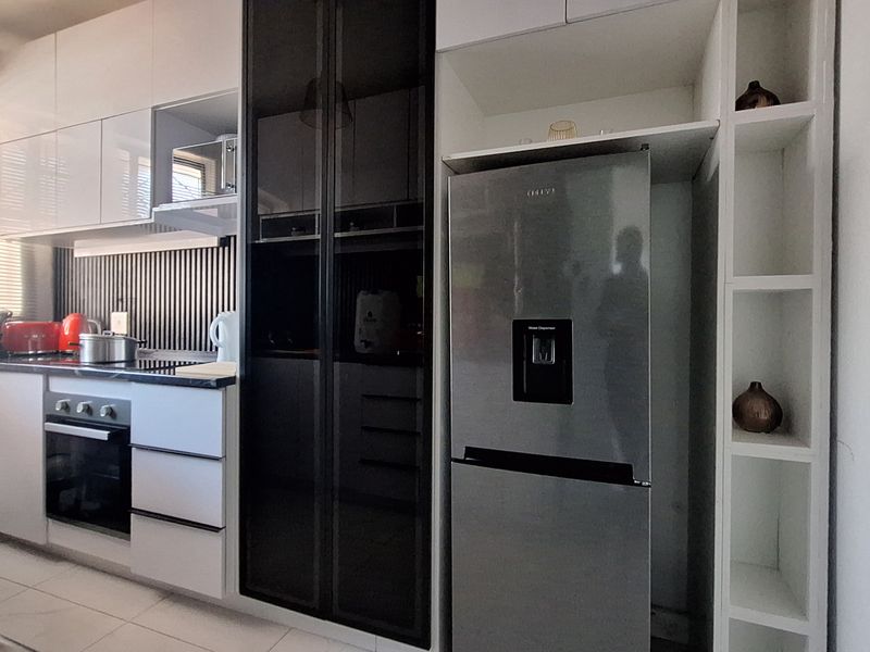 Young Professional Living — Your Spacious, Modern and Newly Renovated - Photo 5