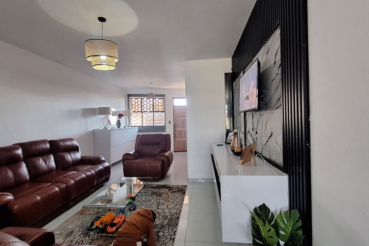 Young Professional Living — Your Spacious, Modern and Newly Renovated - Photo 4