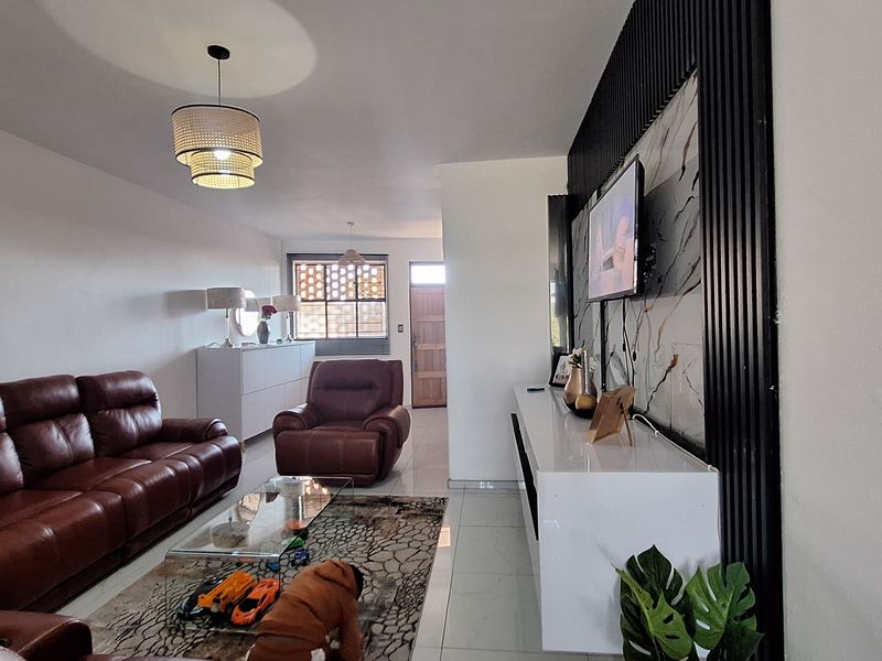 Young Professional Living — Your Spacious, Modern and Newly Renovated - Photo 4