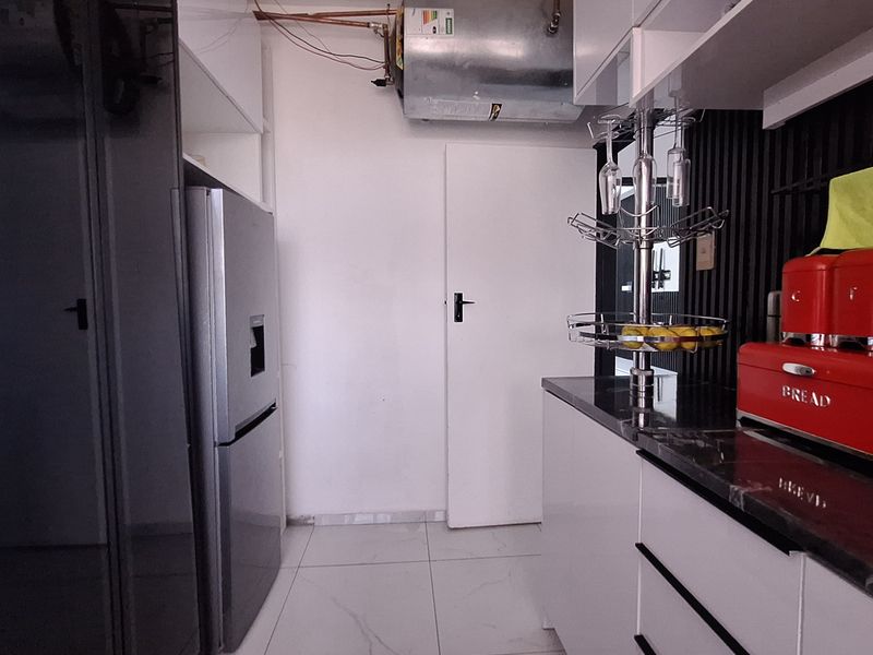 Young Professional Living — Your Spacious, Modern and Newly Renovated - Photo 7