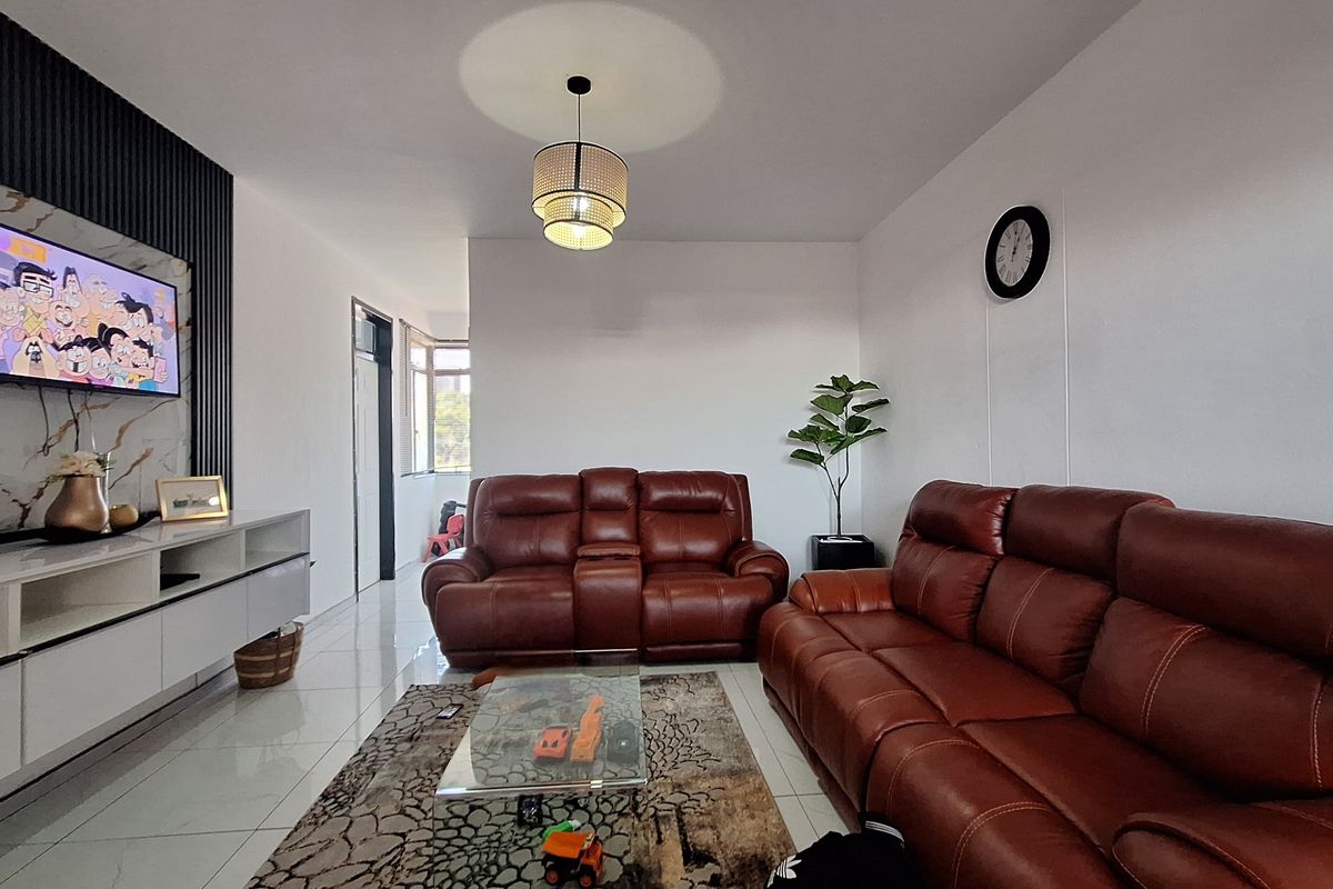 Young Professional Living — Your Spacious, Modern and Newly Renovated - Photo 2