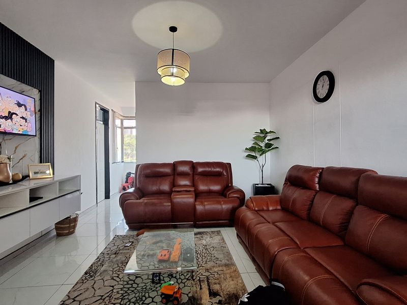 Young Professional Living — Your Spacious, Modern and Newly Renovated - Photo 2