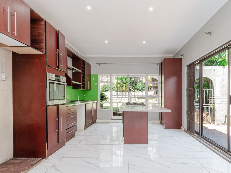 Beautiful Family Home in Prime Location - Photo 4