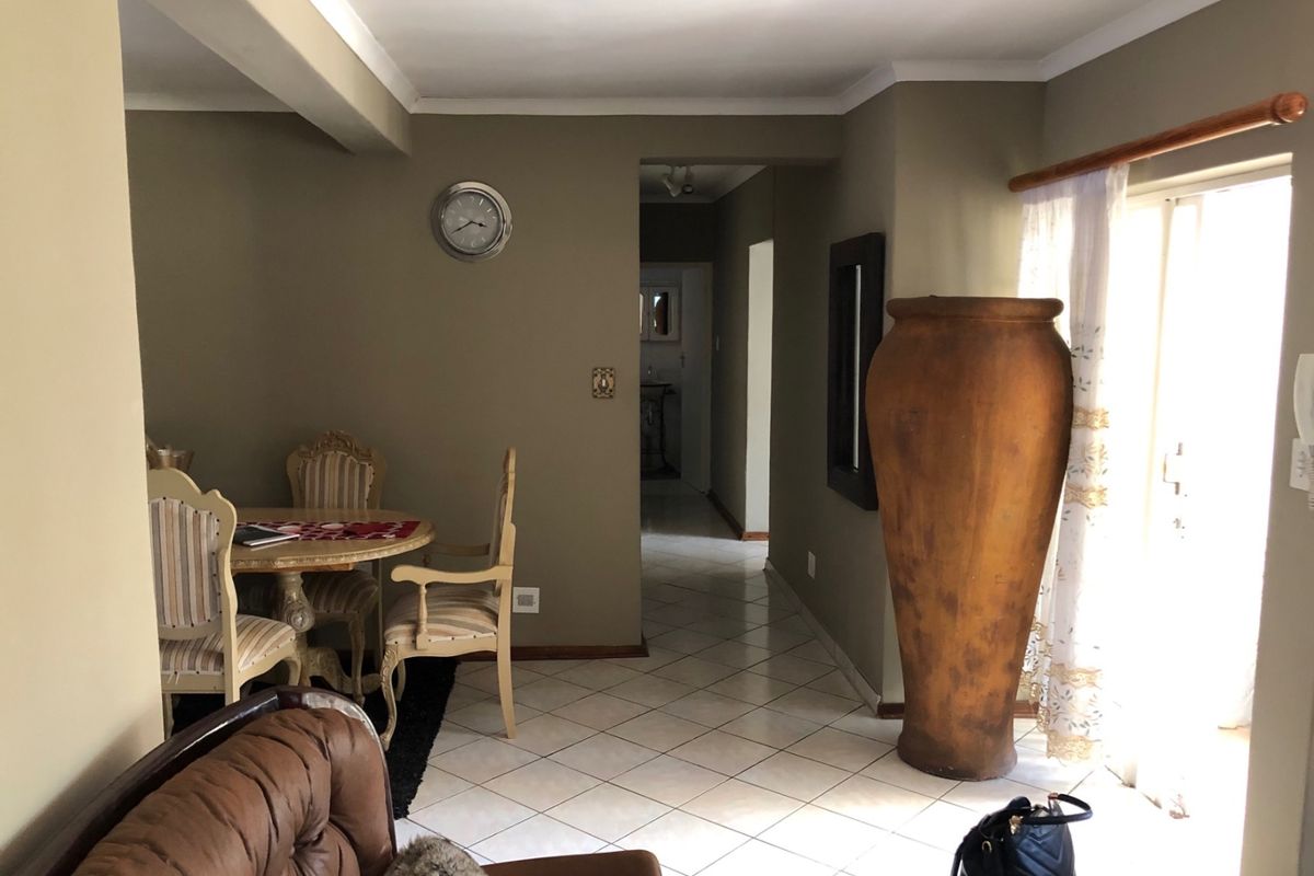 Amazing Lock up and go property - Photo 4